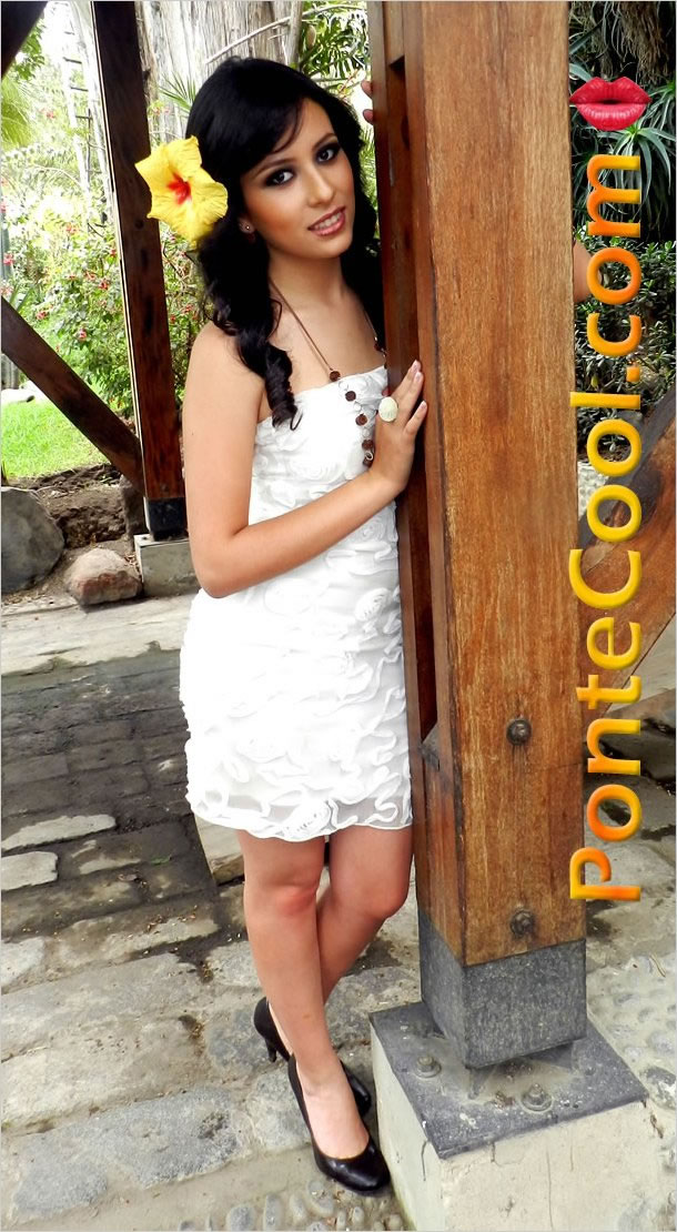 Carismática y bella luce la hermosa Andrea Moya