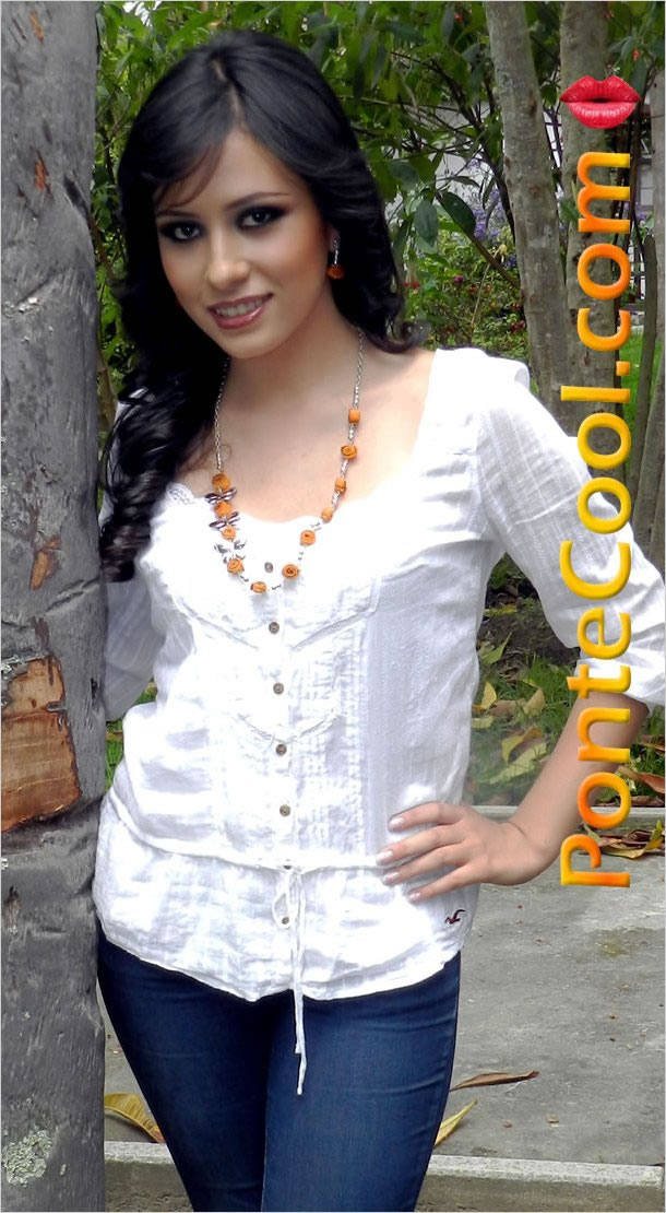 La hermosa y simpática Andrea Moya