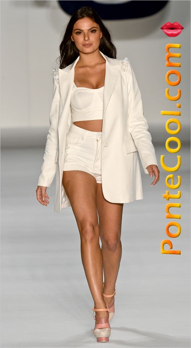 La sensual brasileña Isis Valverde