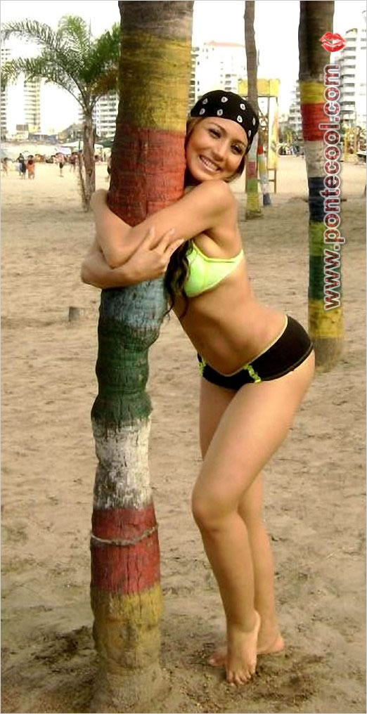 Jasu Montero en la playa de Salinas en Ecuador