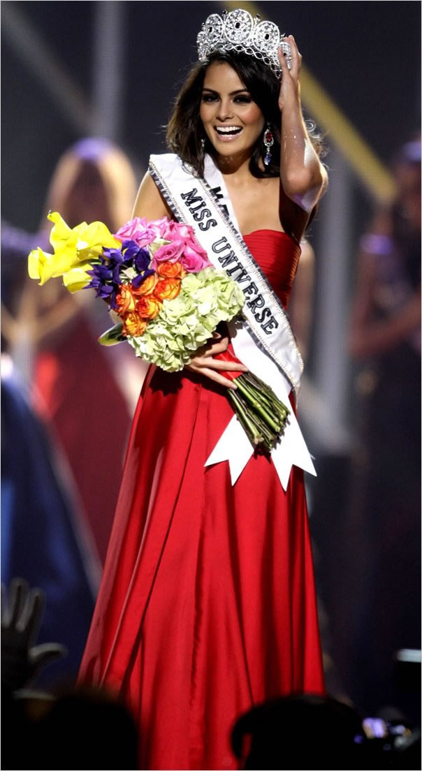 La Miss Universo 2010 Jimena Navarrete con su recién estrenada corona