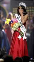 La Miss Universo 2010 Jimena Navarrete con sus compa�eras del concurso.