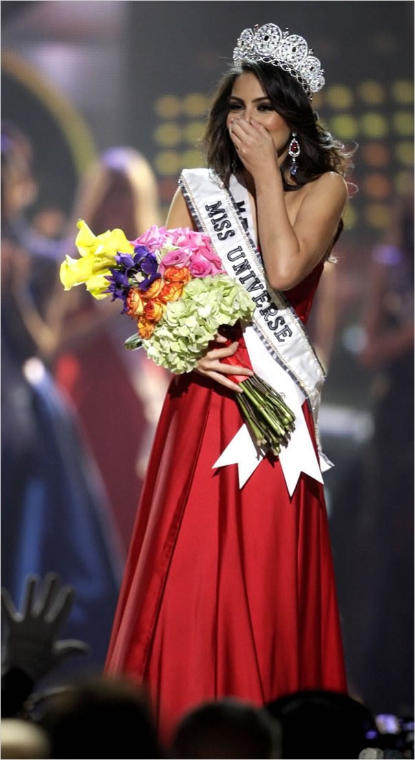 La Miss Universo 2010 Jimena Navarrete con sus compañeras del concurso.