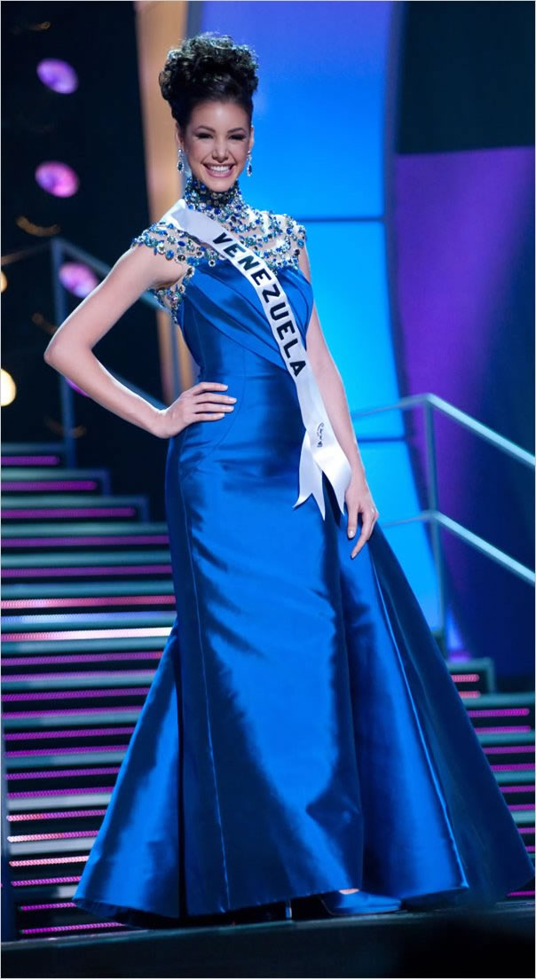 Marelisa Gibson de Venezuela apoyada por su familia