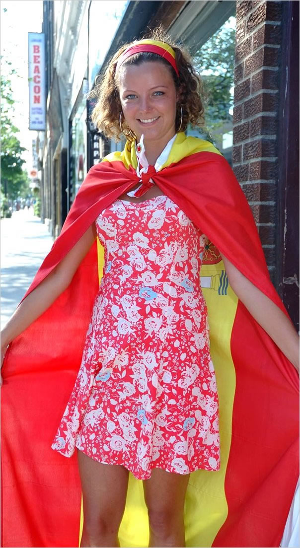 Hermosa madrileña celebra con la bandera española